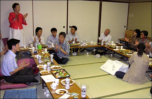 지난달 24일 밤 히로시마 방일단과 일본의 시민단체 회원들이 모여 교류회를 갖고 있다. 한일 양국의 깊은 골 속에서도 그들은 침략 전쟁의 상흔을 나누고 평화를 위한 연대를 다짐했다. 